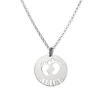 Collana traforata con i piedi di un bambino
