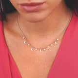 Collana con una o più lettere componibili e perle personalizzabile in argento 925‰ indossato