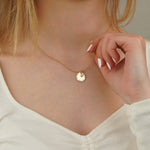 Collana con piastrina rotonda personalizzata e perla in argento placcata in oro giallo 18Kt indossato