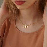 Collana con due cerchi personalizzati in argento placcata in oro giallo 18Kt indossato