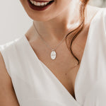 Collana con ciondolo ovale verticale personalizzabile in argento 925‰ indossato
