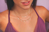 Doppelsträngige Halskette mit einem oder mehreren Buchstaben aus Gold und weißen Perlen