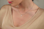 ragazza con Collana con lettera in morbido stampatello in oro 18K