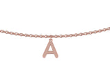 Halskette mit einem oder mehreren goldenen Buchstaben hängen
