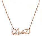 Collana con infinito in oro rosa e scritta centrale personalizzata