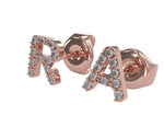 Lobe-Ohrringe mit Blockbuchstaben in Gold und Diamant-Pavé