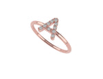 anello con lettera in oro rosa e pavè di diamanti