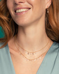 Doppelsträngige Halskette mit einem oder mehreren Buchstaben aus Gold und weißen Perlen