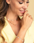 Ragazza con bracciale e collane